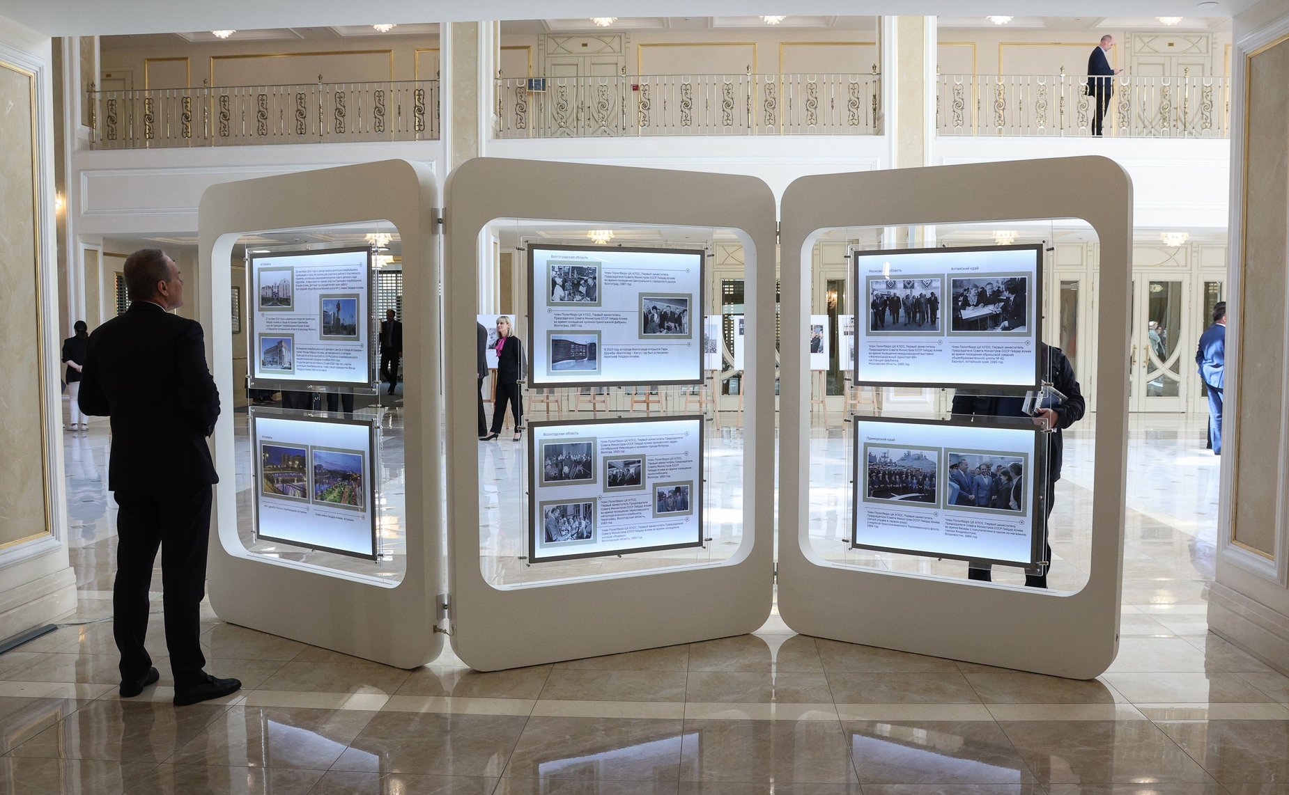 Валентина Матвиенко и Председатель Милли Меджлиса Азербайджанской Республики Сагиба Гафарова открыли в верхней палате российского парламента фотовыставку «В России часть моей души…», посвященную 100-летию со дня рождения Гейдара Алиева