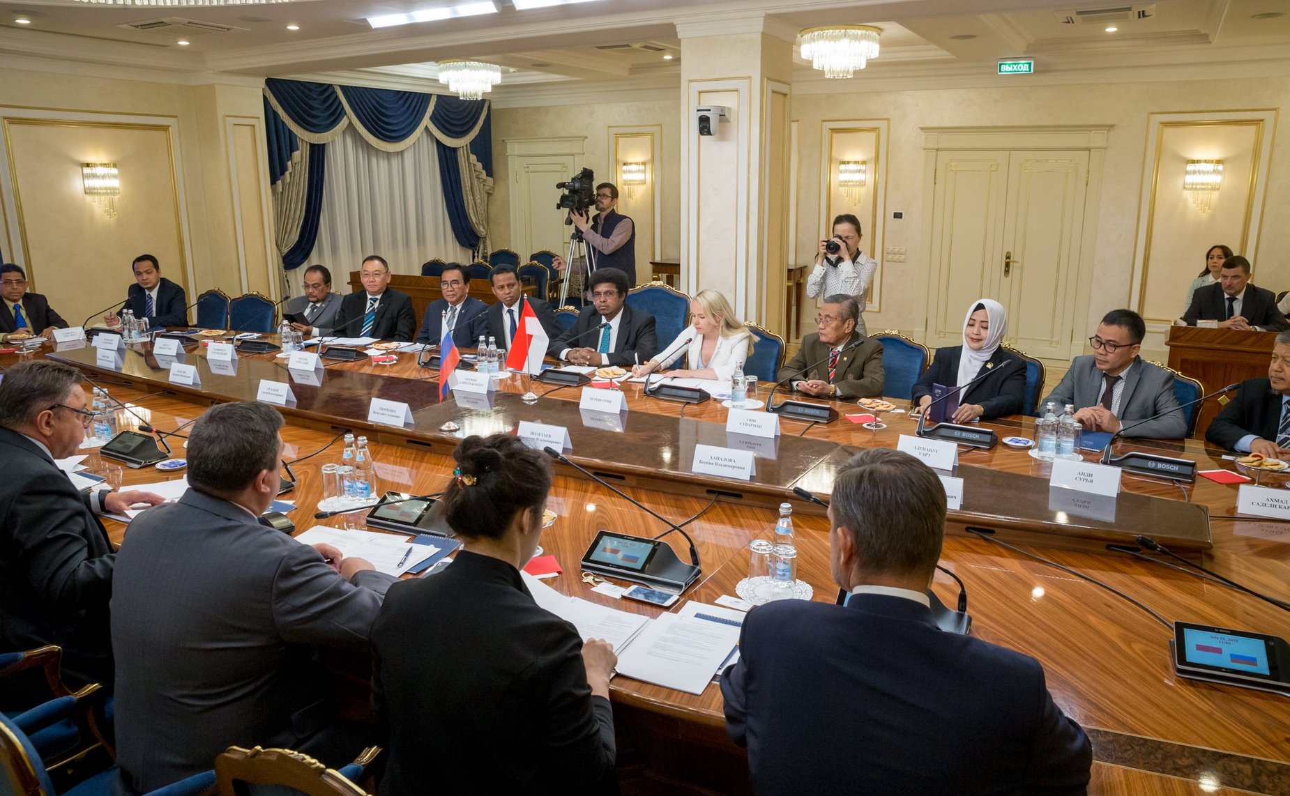 Встреча Вячеслава Тимченко с председателем Почетного собрания Совета представителей регионов Республики Индонезии Мервином Садипуном Комбером