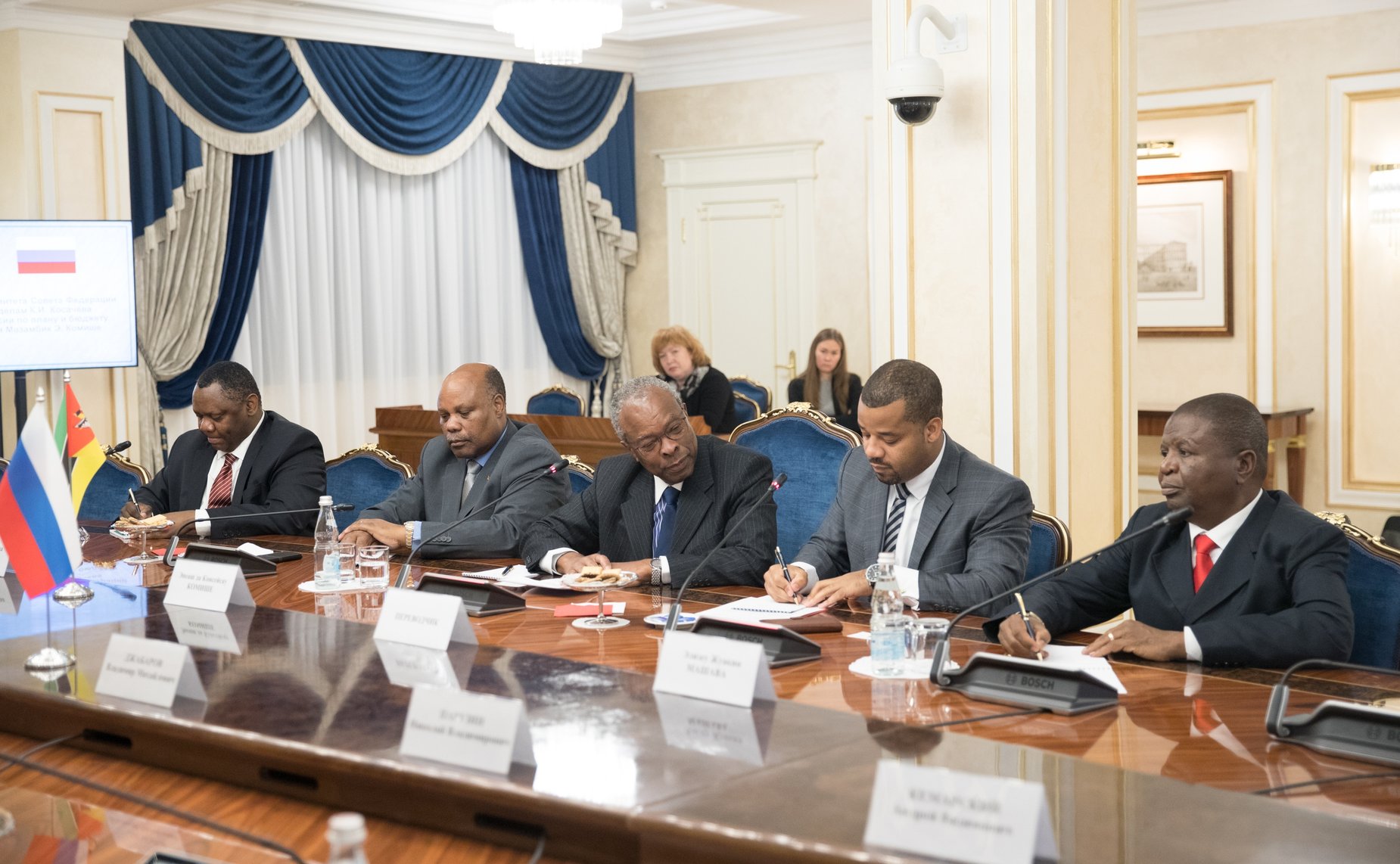 Встреча председателя Комитета СФ по международным делам Константина Косачева с председателем Комиссии по плану и бюджету Ассамблеи Республики Мозамбик Энеашем Комише