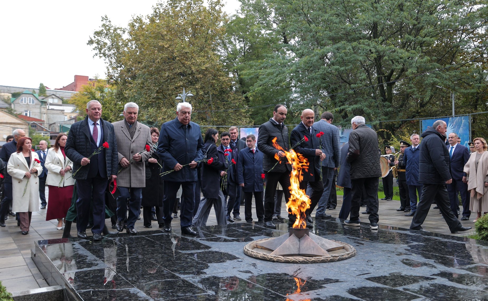 Сенаторы РФ возложили цветы к мемориалу Воину-освободителю в парке им. Ленинского комсомола в Махачкале (фото пресс-служба Министерства экономики и территориального развития Республики Дагестан)