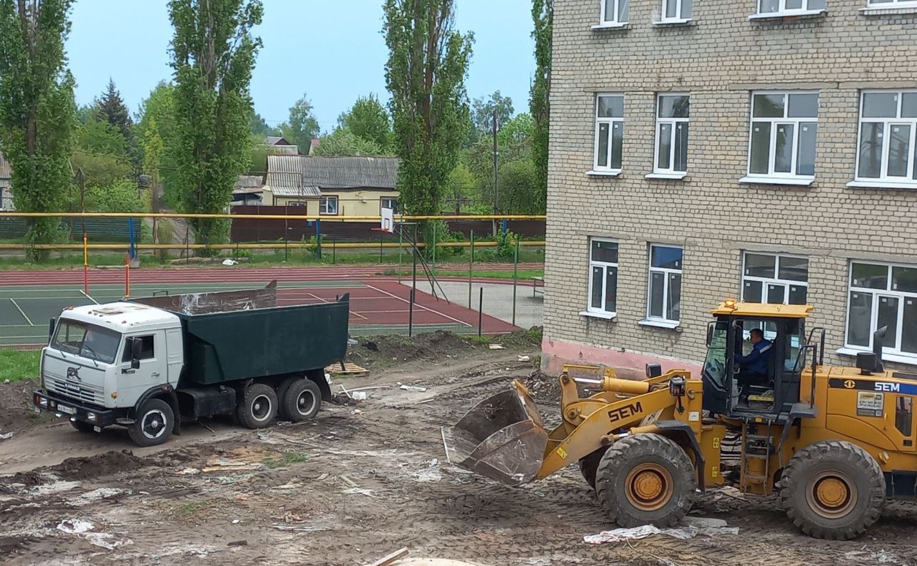 Валерий Радаев в рамках работы в регионе проконтролировал ход капитального ремонта образовательных учреждений