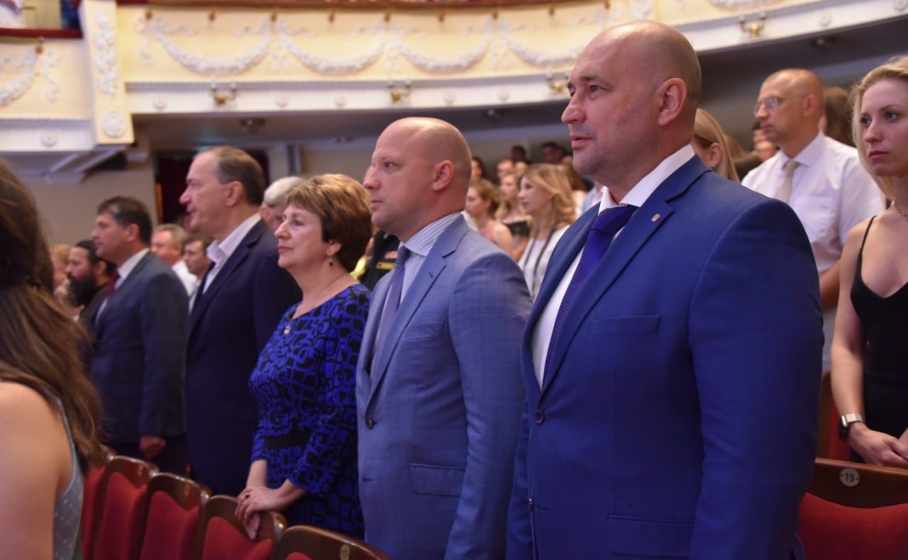 В Севастопольском академическом русском драматическом театре имени А. В. Луначарского чествовали лучших выпускников Севастопольского государственного университета – студентов, окончивших ВУЗ с отличием