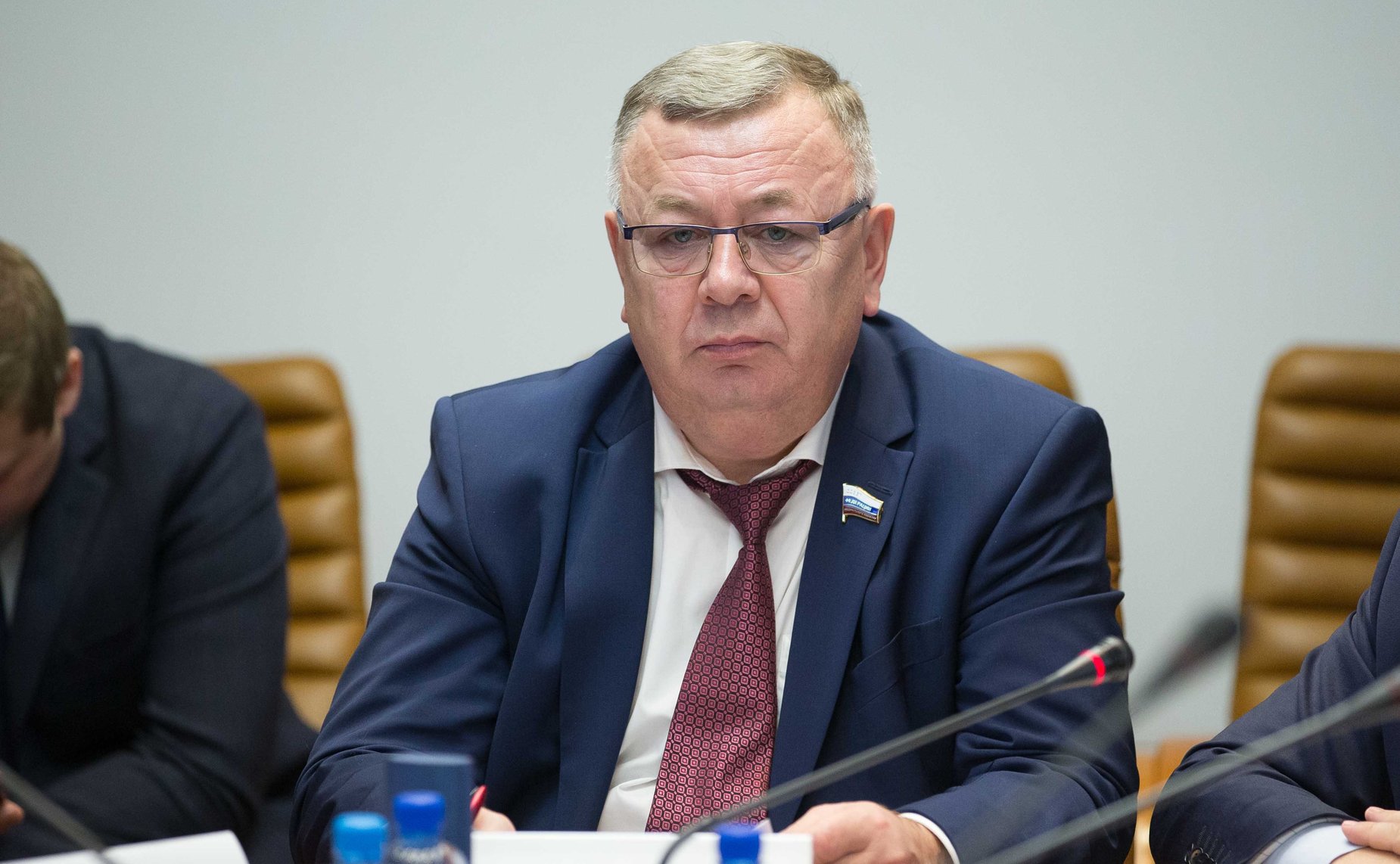 В. Николаев