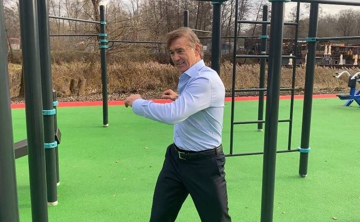 Александр Брыксин проинспектировал в Курске завершение работ по строительству спортплощадки