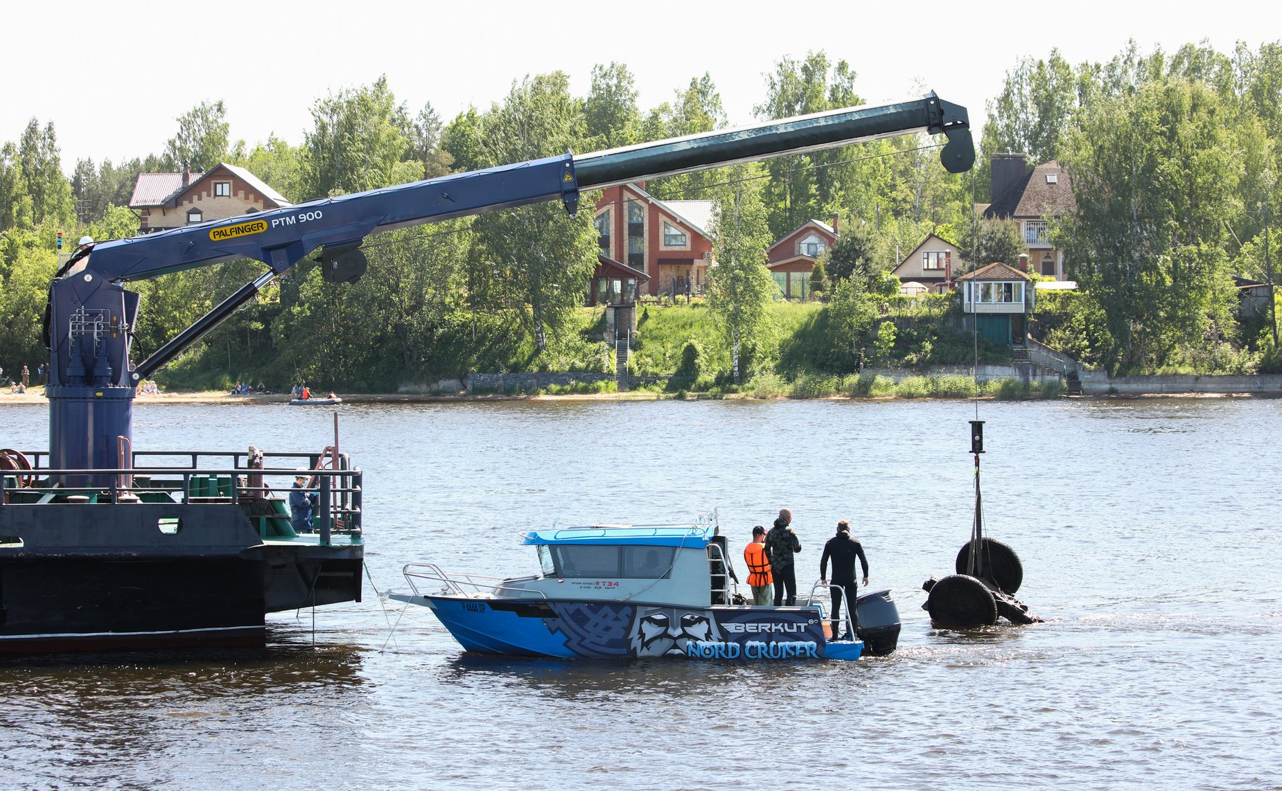 Сенаторы приняли участие в торжественной церемонии поднятия со дна Невы в районе Невского пятачка полковой пушки, затонувшей в ходе боев 1941 года
