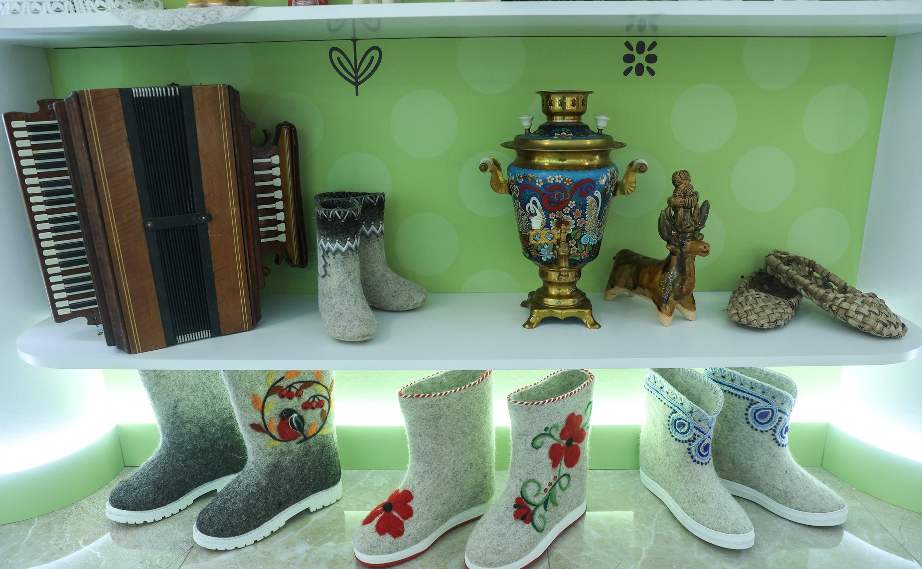 Валентина Матвиенко и Игорь Артамонов осмотрели выставку, посвященную истории и перспективным направлениям развития Липецкой области