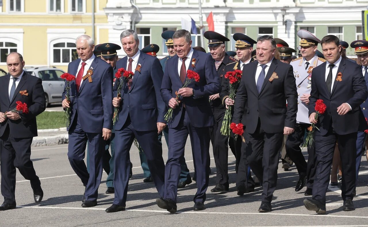 Николай Тихомиров и Олег Кувшинников приняли участие в церемонии возложения венков и цветов к мемориалу «Вечный огонь Славы»
