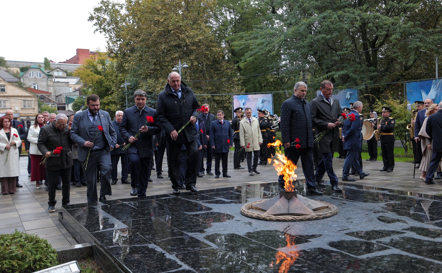 Сенаторы РФ возложили цветы к мемориалу Воину-освободителю в парке им. Ленинского комсомола в Махачкале (фото пресс-служба Министерства экономики и территориального развития Республики Дагестан)