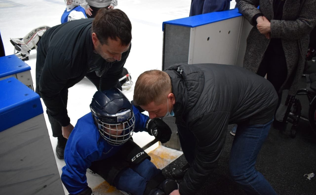 Эдуард Исаков побывал в гостях у юных югорских следж-хоккеистов