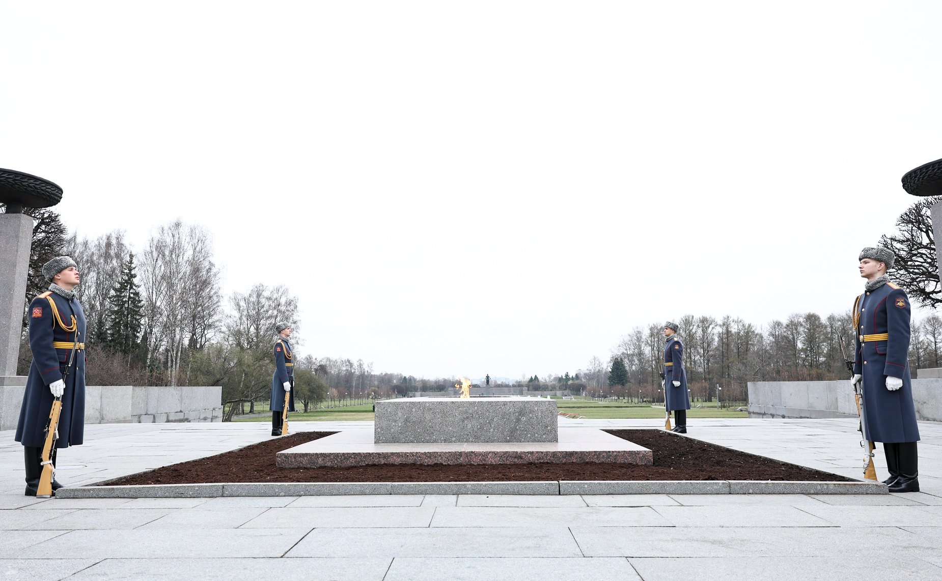 Делегации стран-участниц Межпарламентской Ассамблеи СНГ возложили венки и цветы к Монументу «Мать-Родина» на Пискаревском мемориальном кладбище, а также к памятным плитам государств на Аллее Памяти