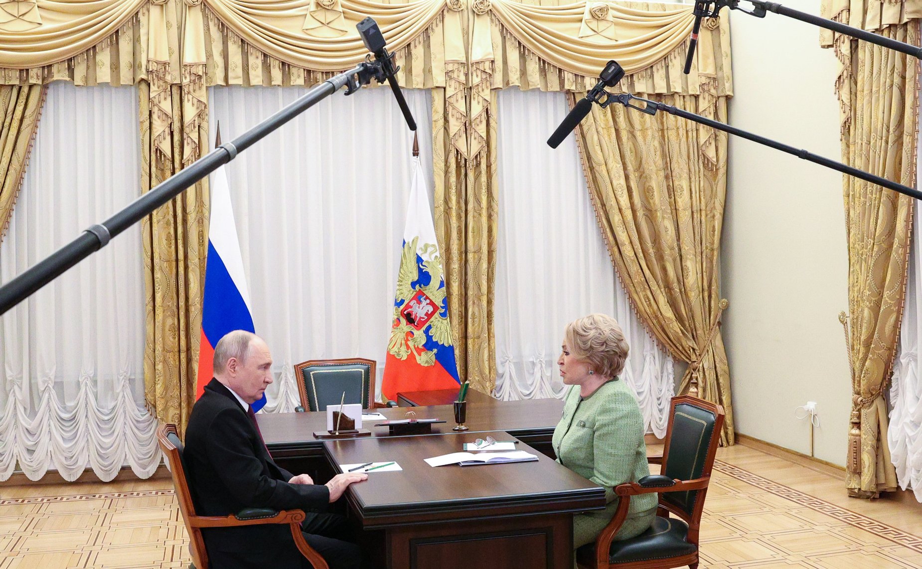 По итогам заседания Совета законодателей состоялась встреча Президента Российской Федерации Владимира Путина с Председателем Совета Федерации Валентиной Матвиенко