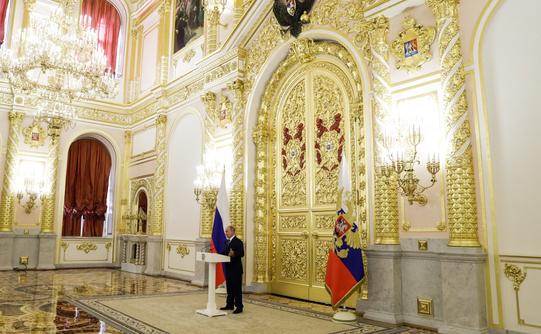 Президент России Владимир Путин провел встречу с сенаторами Российской Федерации