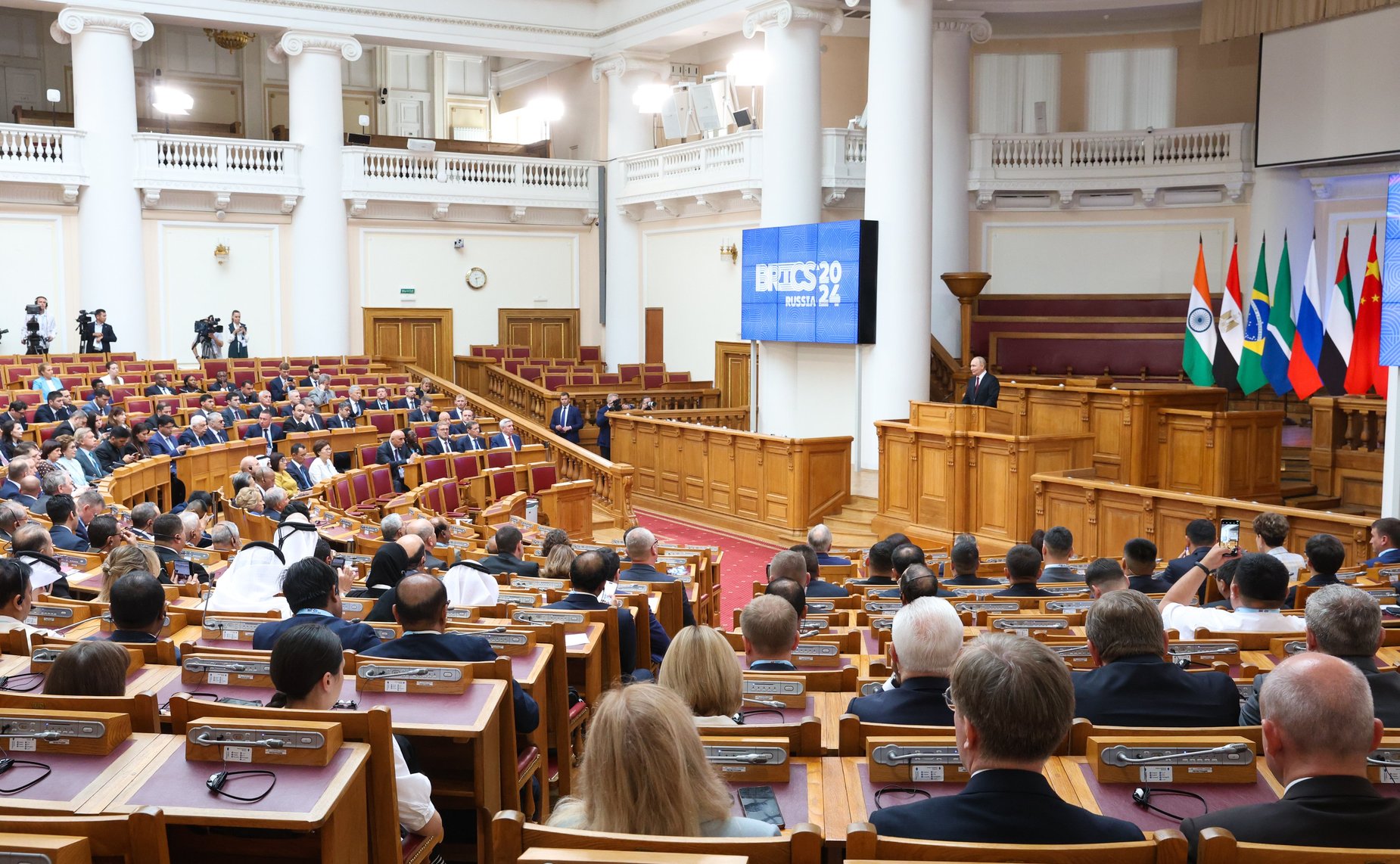 Владимир Путин выступил на пленарном заседании Х Парламентского форума БРИКС