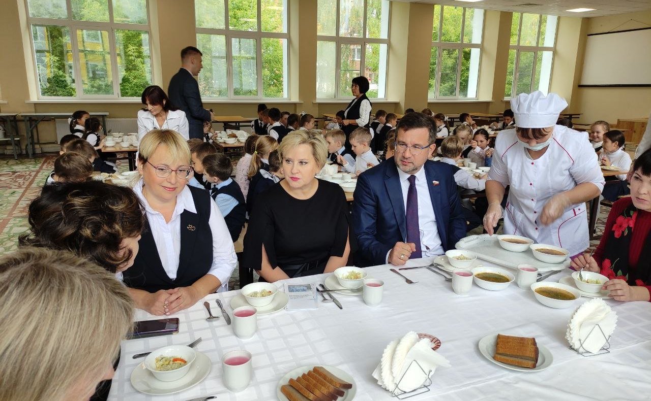 Николай Владимиров в рамках работы в регионе проверил ход реализации программы обеспечения горячим питанием в школах города Чебоксары