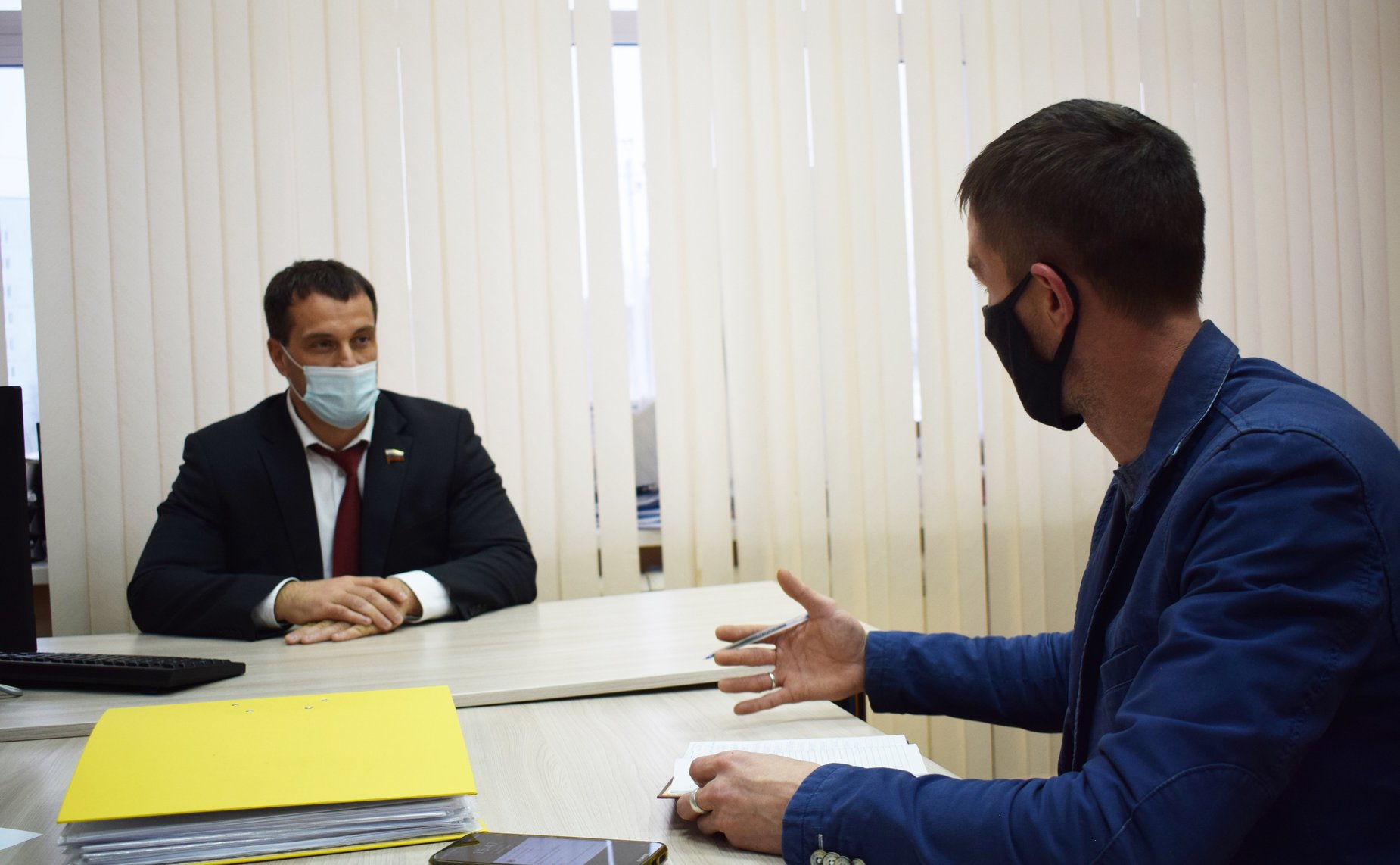 Эдуард Исаков провёл приём граждан по личным вопросам в общественной приёмной в городе Нефтеюганске