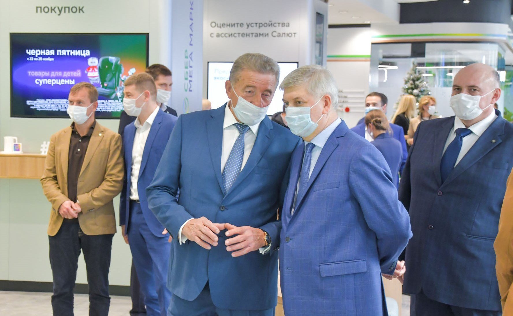 Сергей Лукин совместно с губернатором Воронежской области Александром Гусевым принял участие в открытии первого флагманского офиса нового формата одного из ведущих банков страны