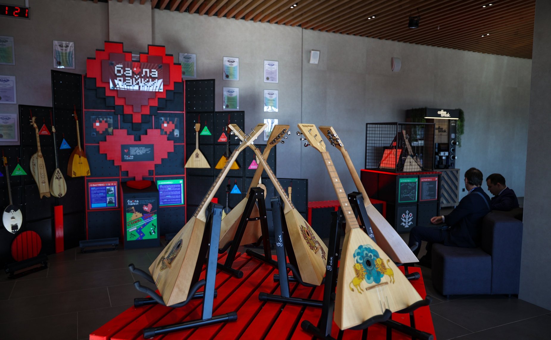 Валентина Матвиенко посетила Софийский собор и осмотрела выставку брендов «Новгородский торг»