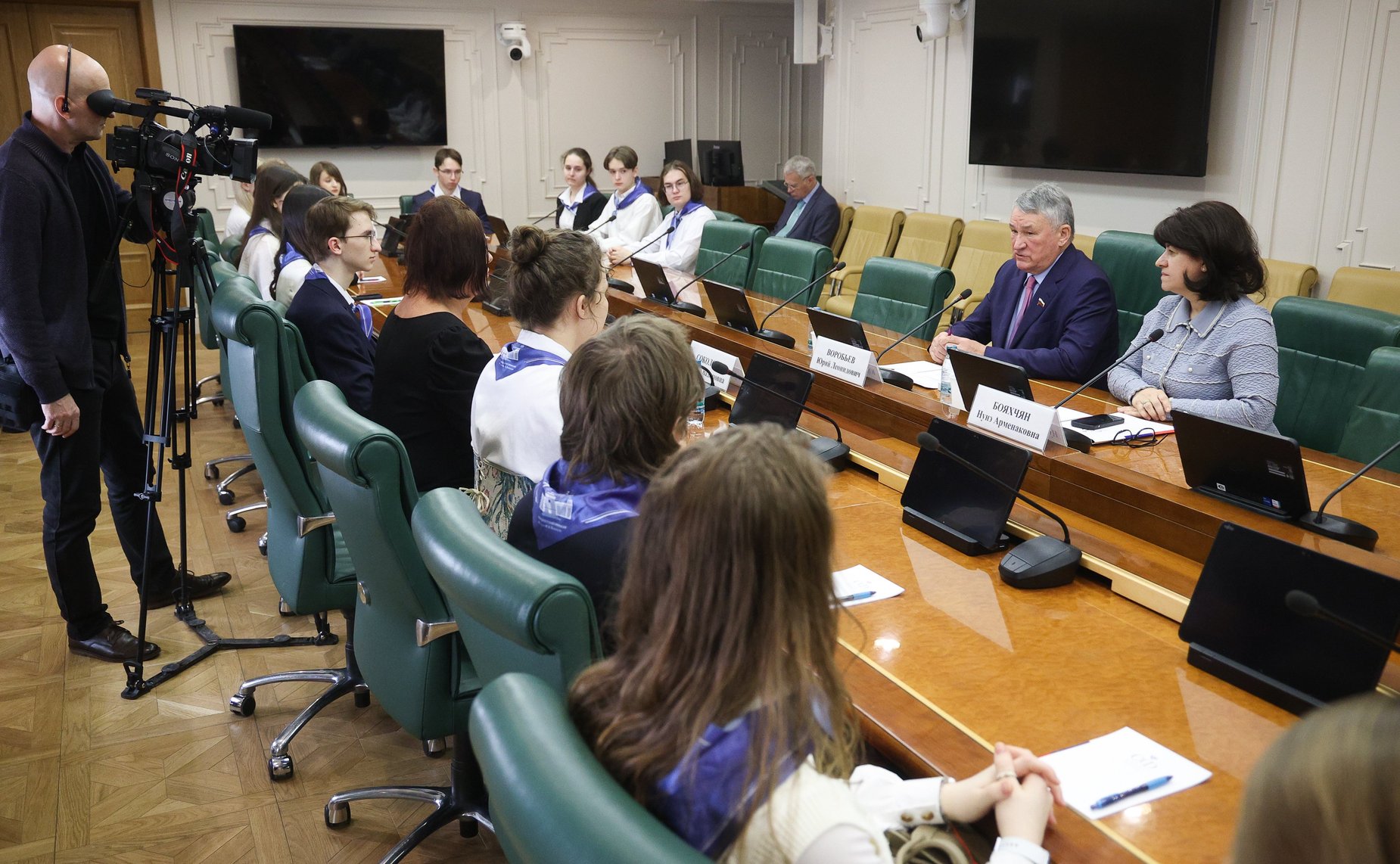 Встреча заместителя Председателя Совета Федерации Юрия Воробьева с учащимися Университетской гимназии МГУ