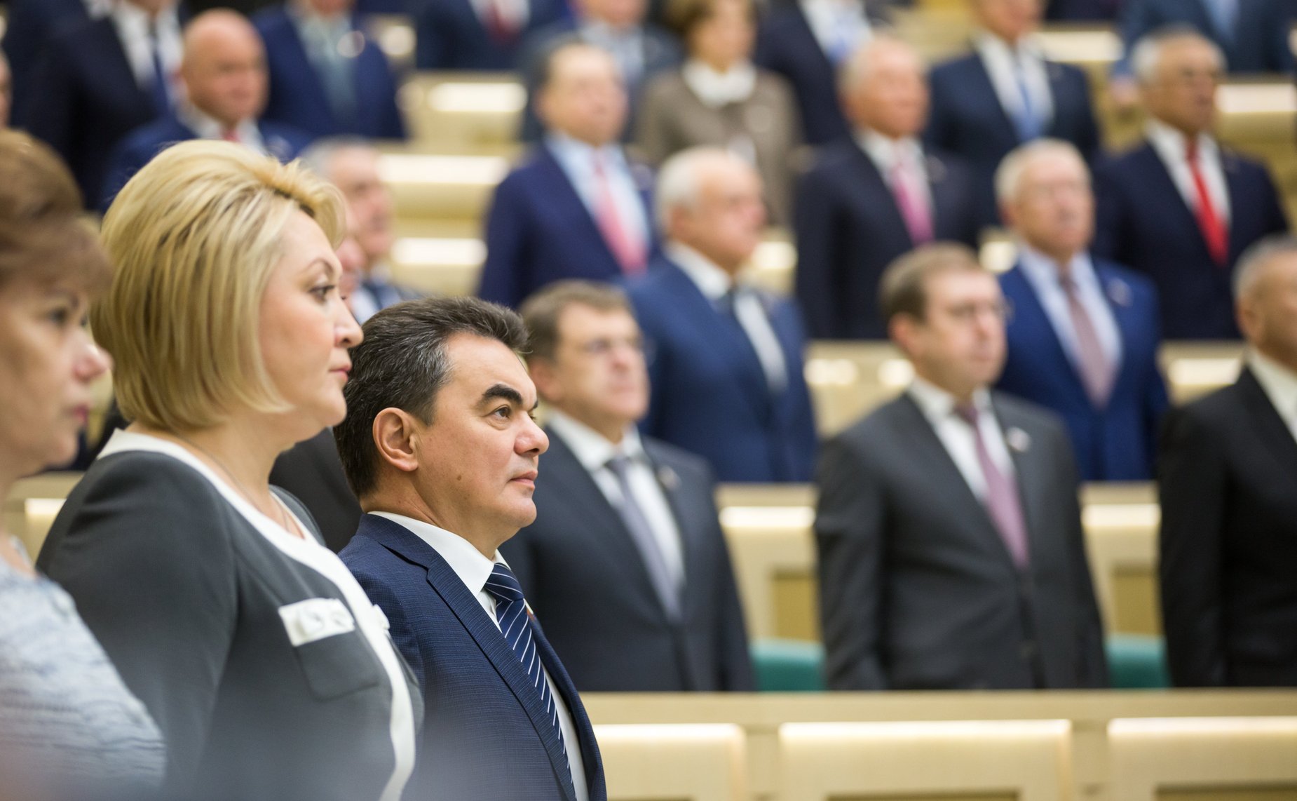 Сенаторы слушают гимн России перед началом 476-го заседания Совета Федерации