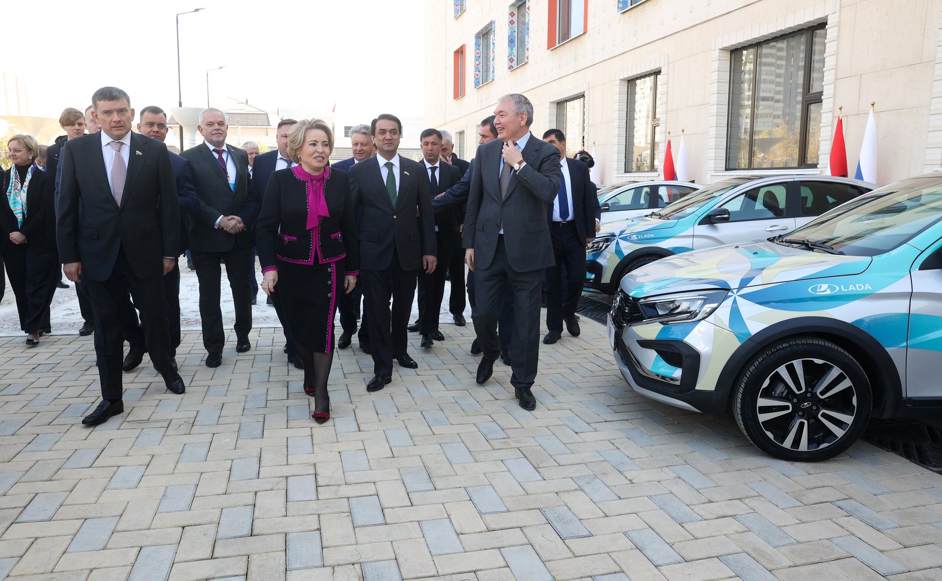 Председатель Совета Федерации Валентина Матвиенко в Душанбе приняла участие в церемонии передачи автомобилей представителям российско-таджикистанских образовательных учреждений
