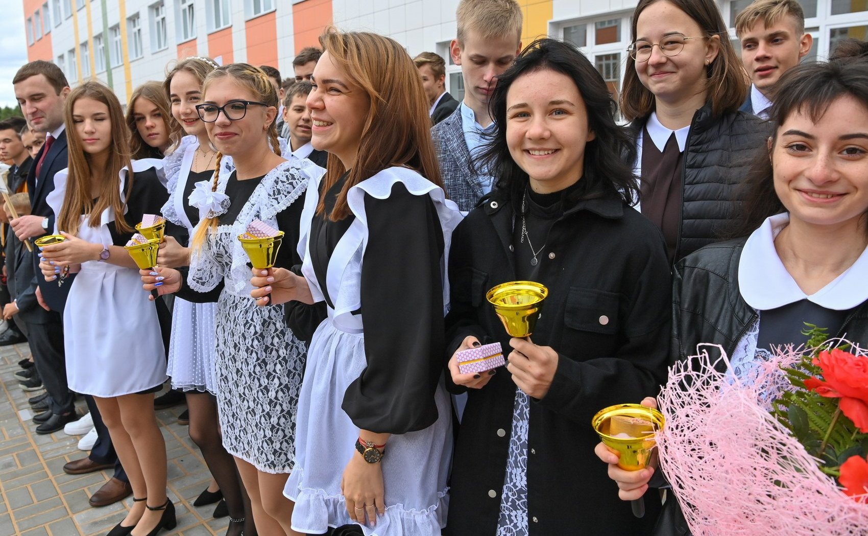 В День знаний Анатолий Артамонов поздравил школьников и студентов Калужской области