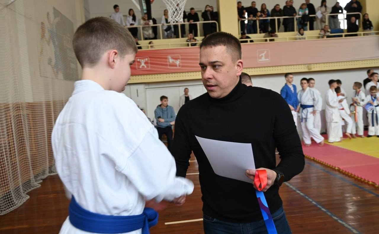 Айрат Гибатдинов вручил победителям спортивную экипировку и поздравил их с победой