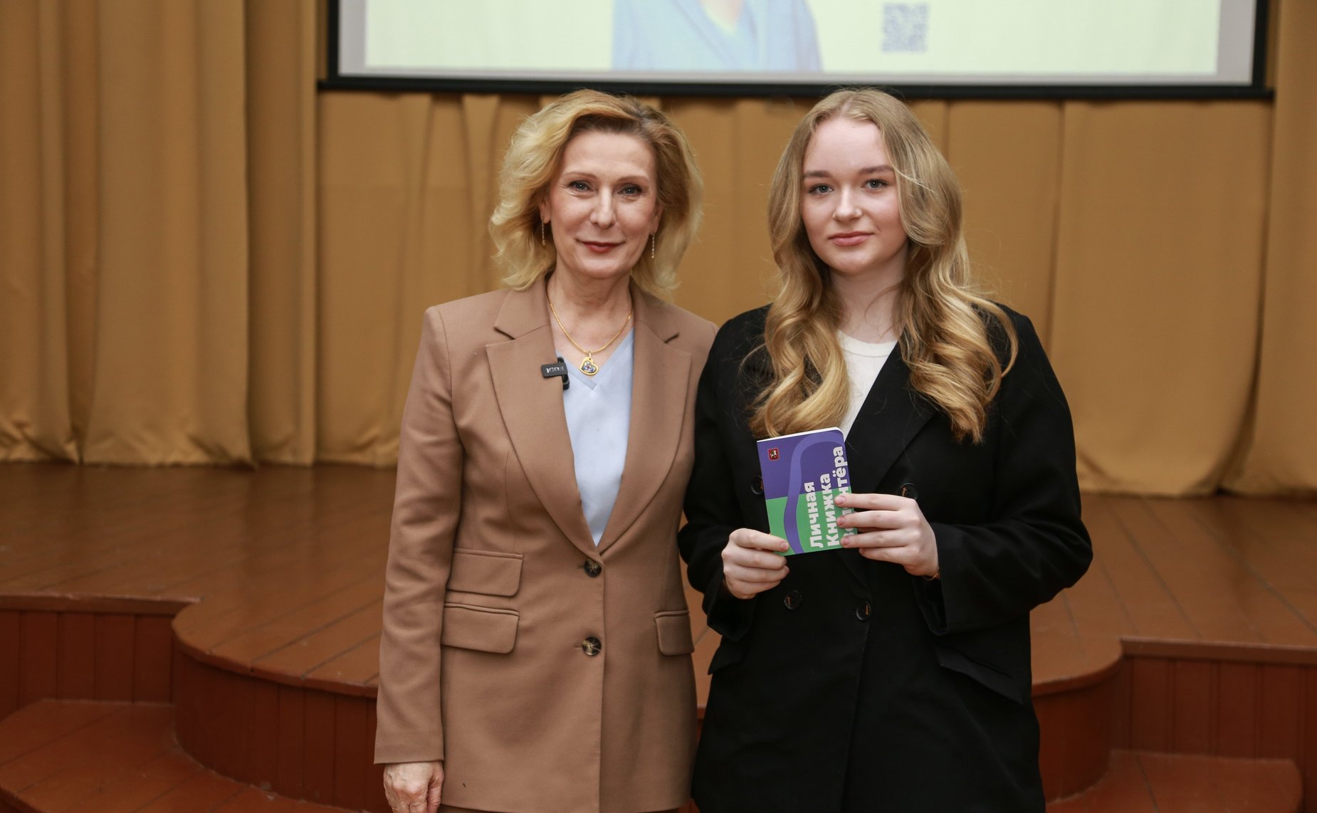 Заместитель Председателя Совета Федерации Инна Святенко провела для старшеклассников школы № 2087 «Открытие» урок «Разговор о важном»