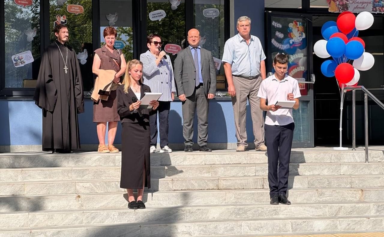 Лариса Мельник, поздравила севастопольских выпускников с последним звонком