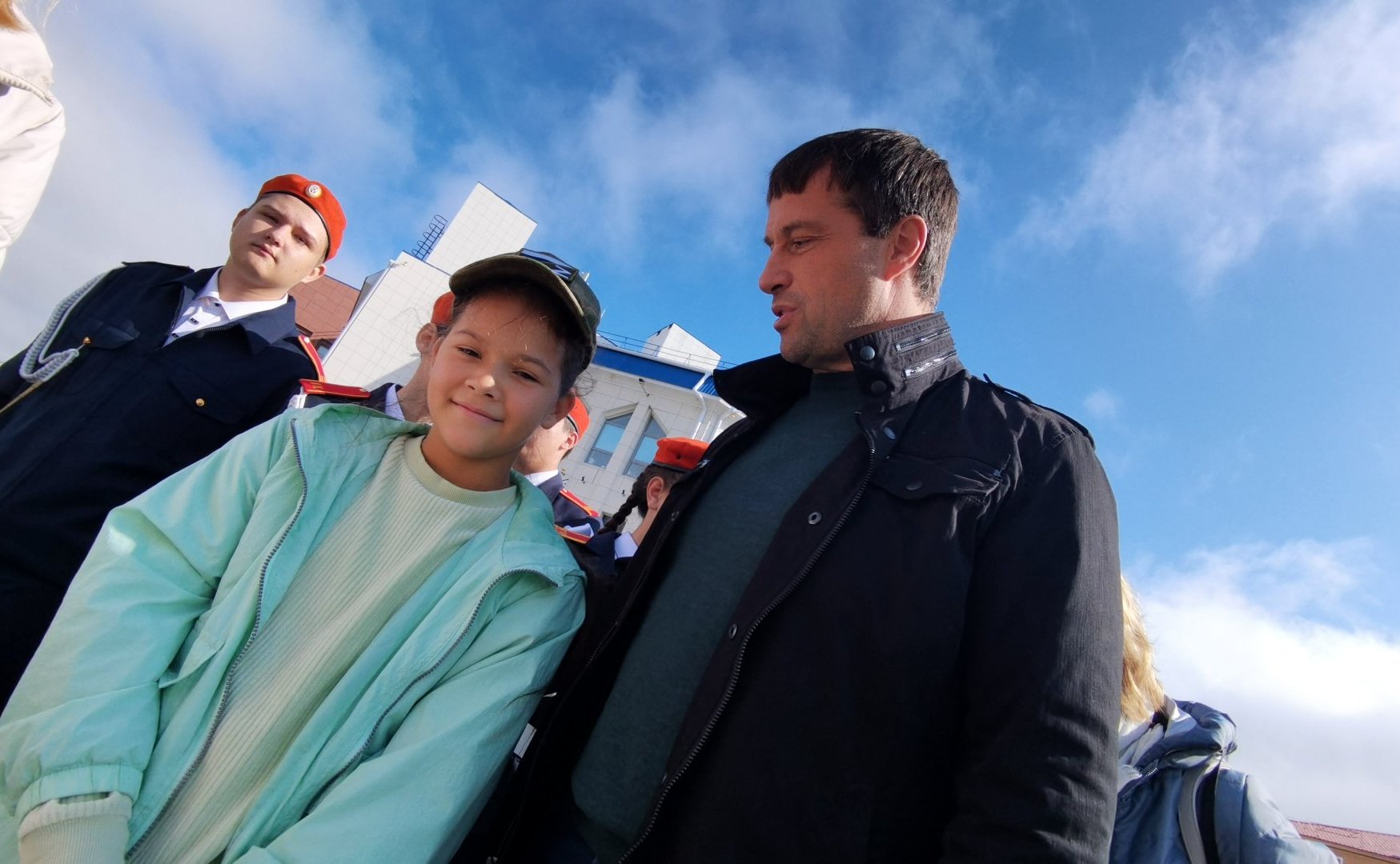 Эдуард Исаков в День танкиста встретился со школьницей Алисой Салимовой из г. Югорска, чтобы передать ей посылку, которую с благодарностью за её старания отправили танкисты-участники СВО