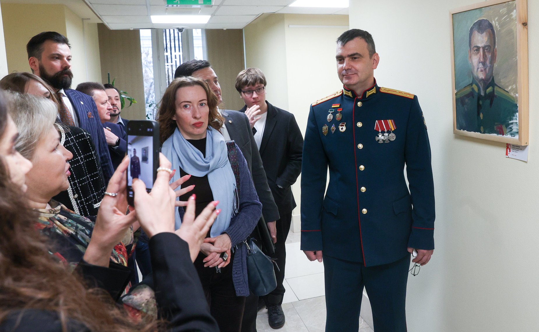 В Совете Федерации состоялось торжественное открытие выставки живописи и графики «Образ защитника»