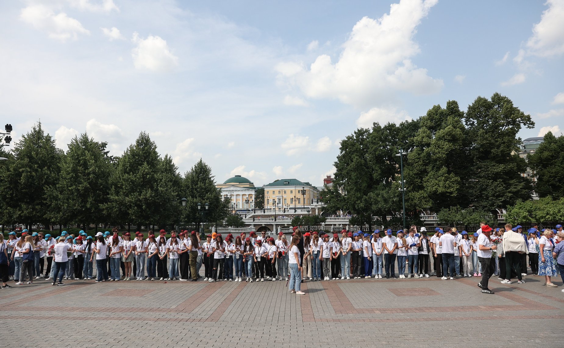 Участники проекта «Поезд памяти» 2023 года возложили цветы к Могиле Неизвестного Солдата в Александровском саду