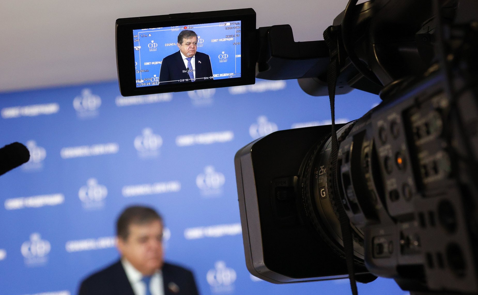 Пресс-подход по итогам заседания Комиссии Совета Федерации по защите государственного суверенитета и предотвращению вмешательства во внутренние дела Российской Федерации