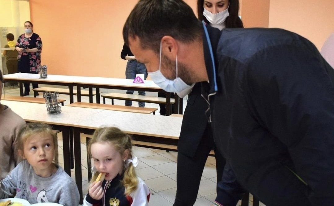 Эдуард Исаков в рамках рабочей поездки в регион ознакомился с деятельностью детских лагерей различных направлений