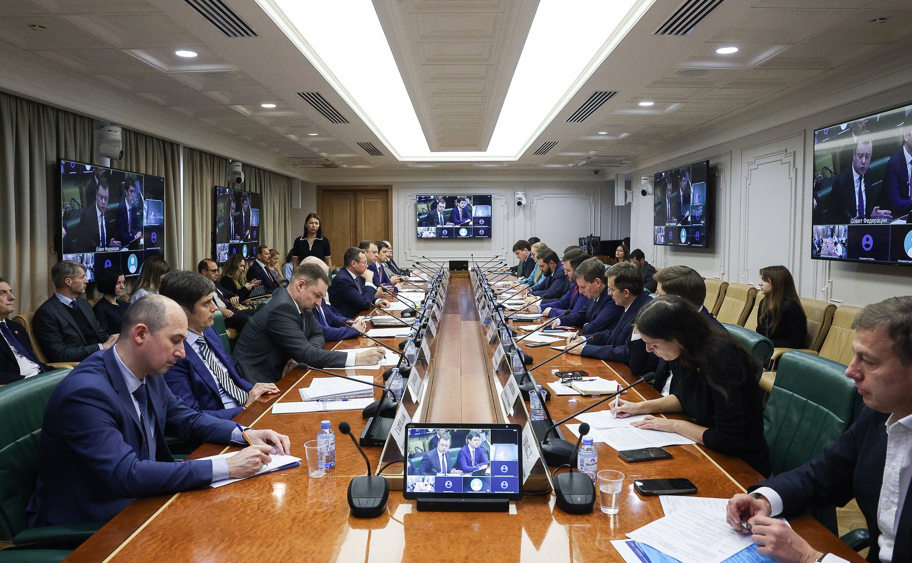 Круглый стол на тему «О мерах поддержки государственных корпораций и акционерных обществ с государственным участием»