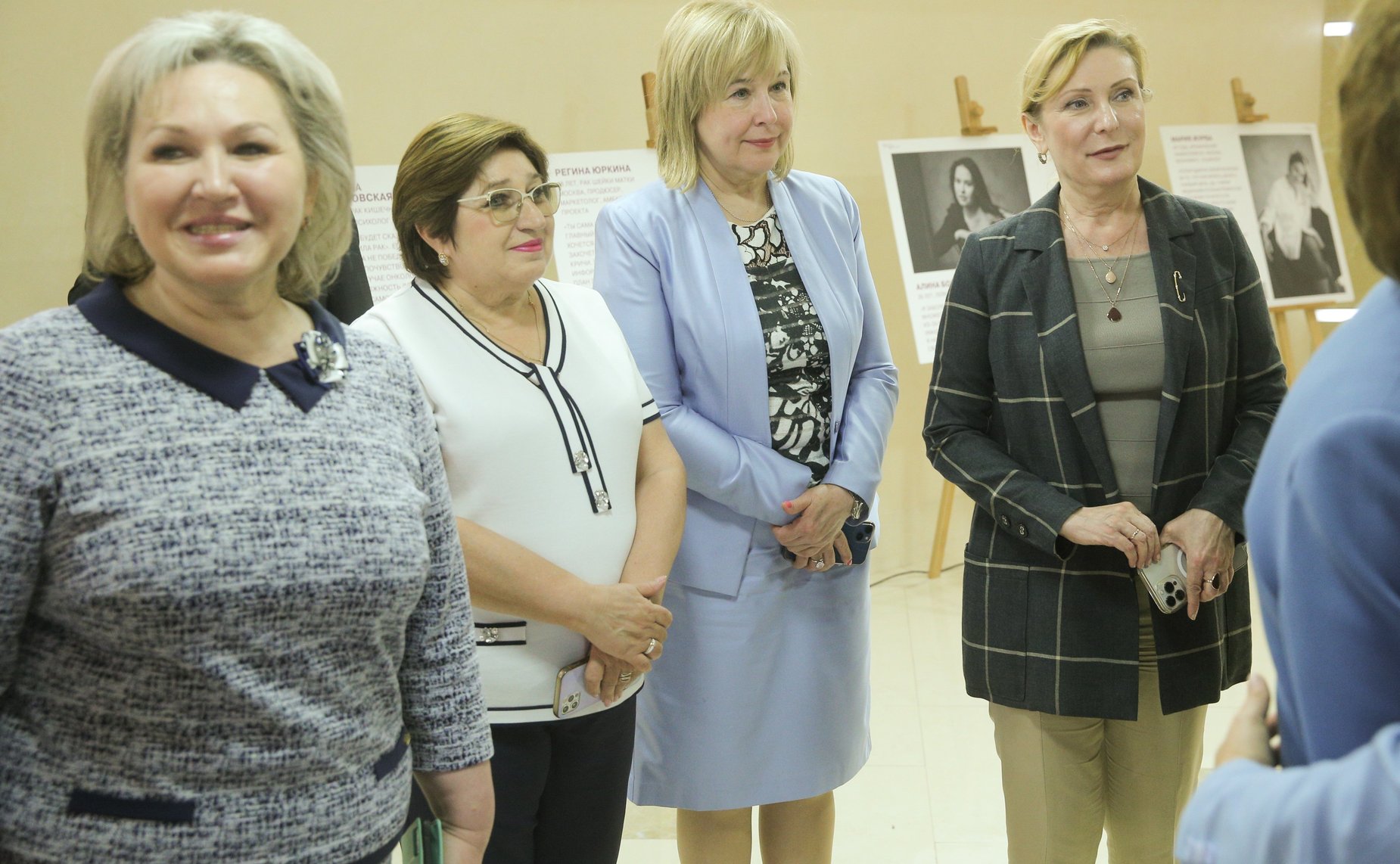 Галина Карелова открыла фотовыставку «Химия была, но мы расстались». Экспозиция по поддержке женщин с онкологическими заболеваниями приурочена ко Дню медицинского работника