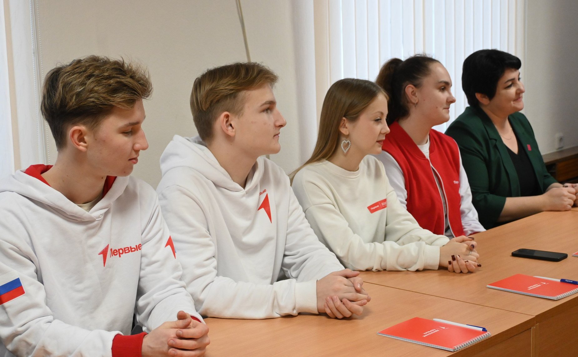 Артем Малащенков провел встречу с руководителем регионального отделения «Движения Первых» Павлом Петровым и со смоленскими школьниками — участниками организации