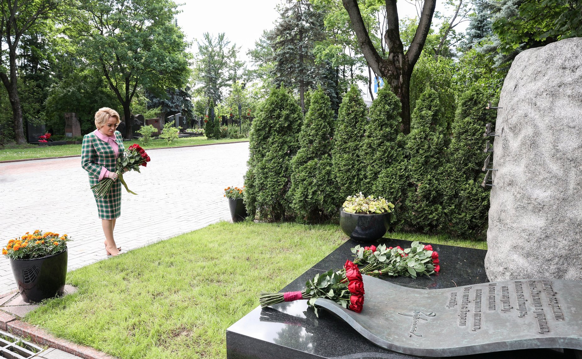 В день годовщины смерти Евгения Примакова Председатель Совета Федерации Валентина Матвиенко возложила цветы к его могиле на Новодевичьем кладбище