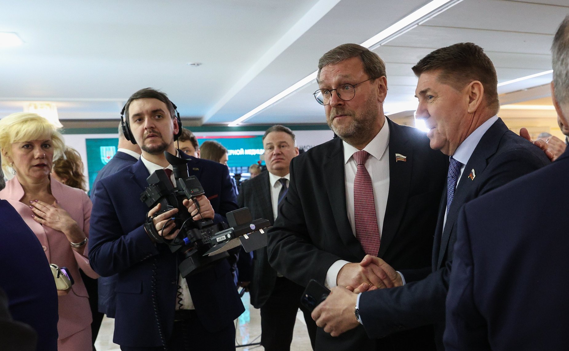 Валентина Матвиенко и президент НИЦ «Курчатовский институт» Михаил Ковальчук открыли выставку «Курчатовский институт – 80 лет для страны и мира»