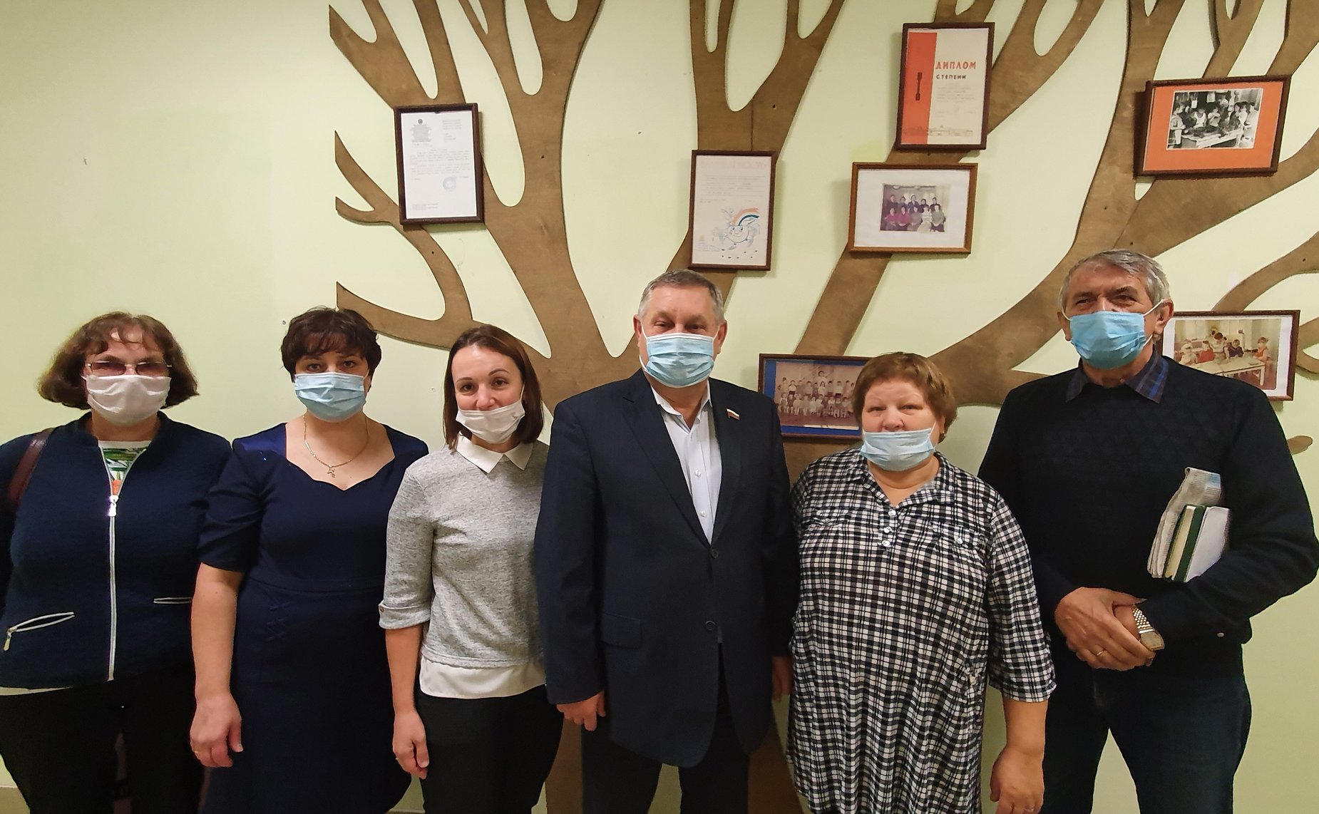 Александр Ракитин в ходе рабочей поездки в регион провел встречу с главой администрации и жителями поселка Деревянка