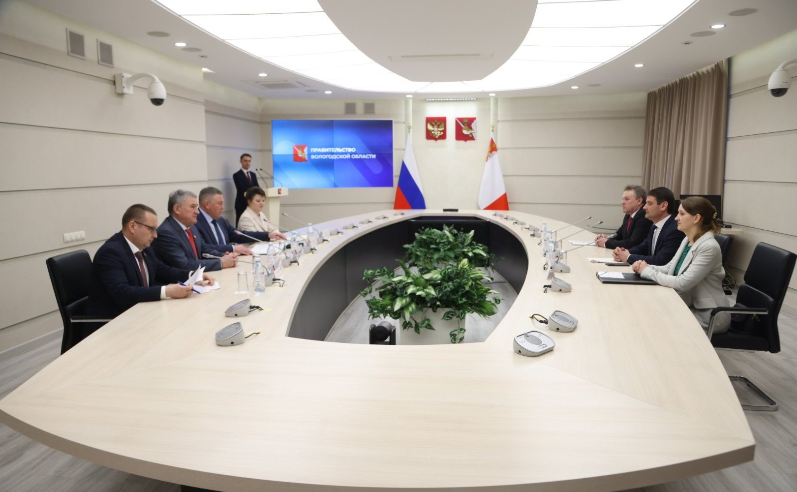 Заместитель Председателя Совета Федерации Юрий Воробьев и губернатор региона Олег Кувшинников приняли участие в церемонии подписания контракта на строительство детского сада в туристической жемчужине Вологодчины городе Кириллове