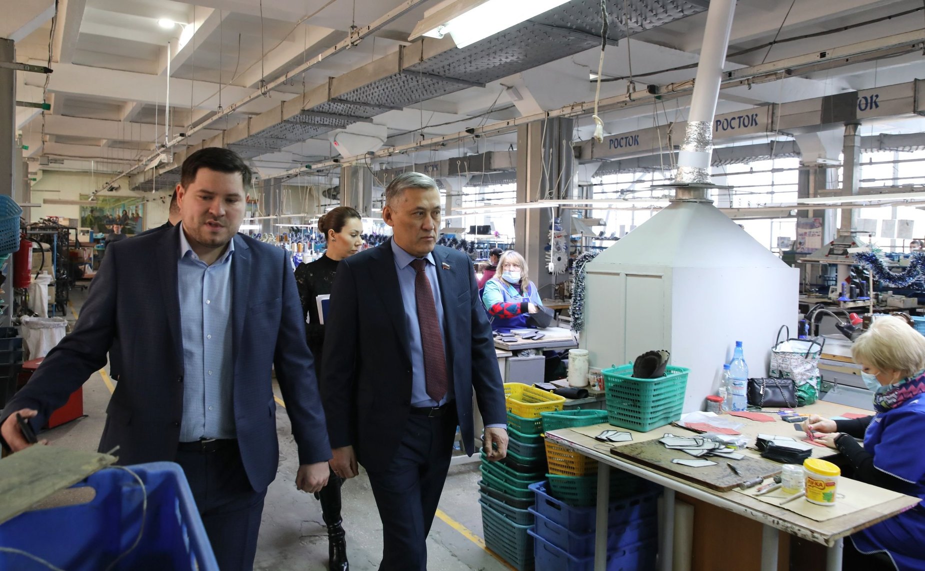 Юрий Валяев посетил Биробиджанскую обувную фабрику