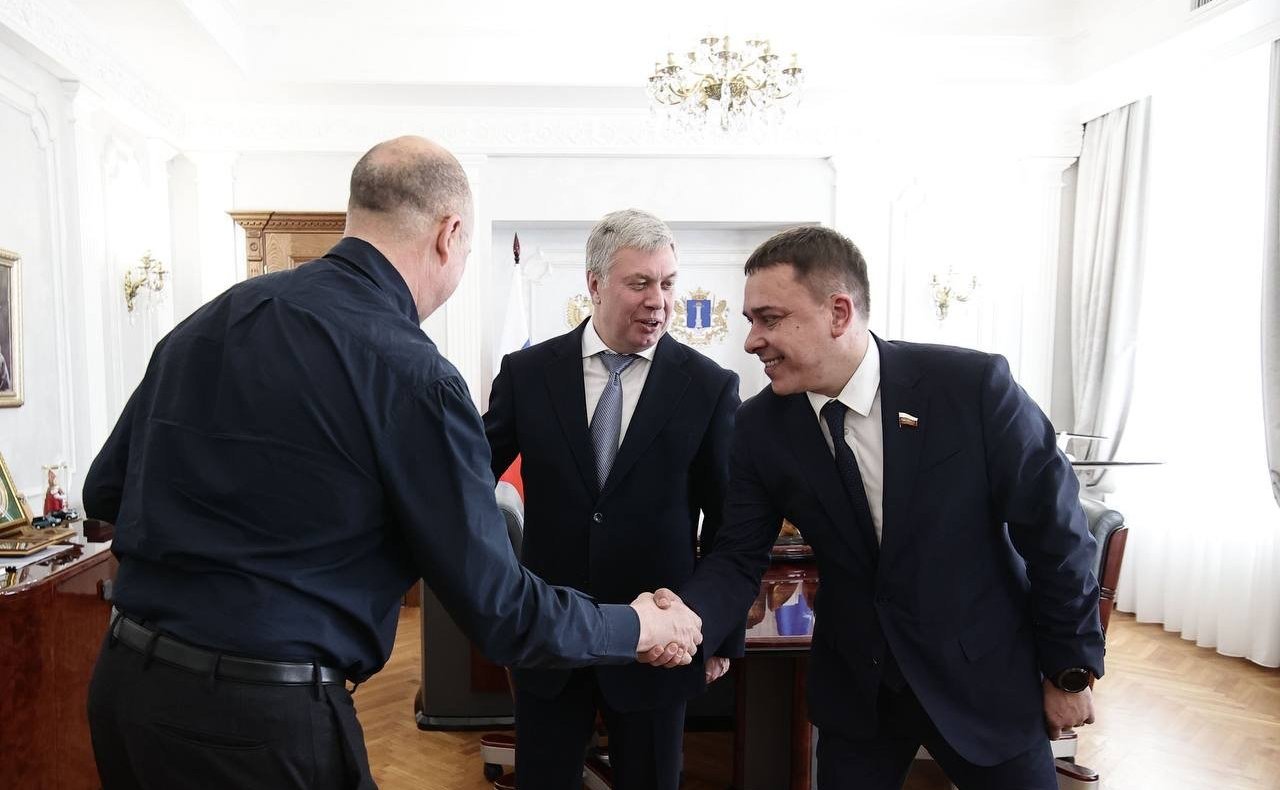 Айрат Гибатдинов совместно с губернатором Алексеем Русских вручил генеральному директору компании «АвтоДом» Дмитрию Кондратьеву Почетную грамоту Совета Федерации