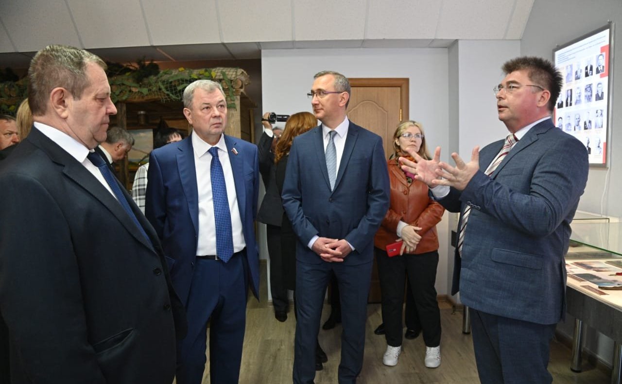 Анатолий Артамонов в рамках рабочей поездки в Калужскую область принял участие в церемонии открытия новой экспозиции историко-краеведческого музея в селе Красное Хвастовичского района