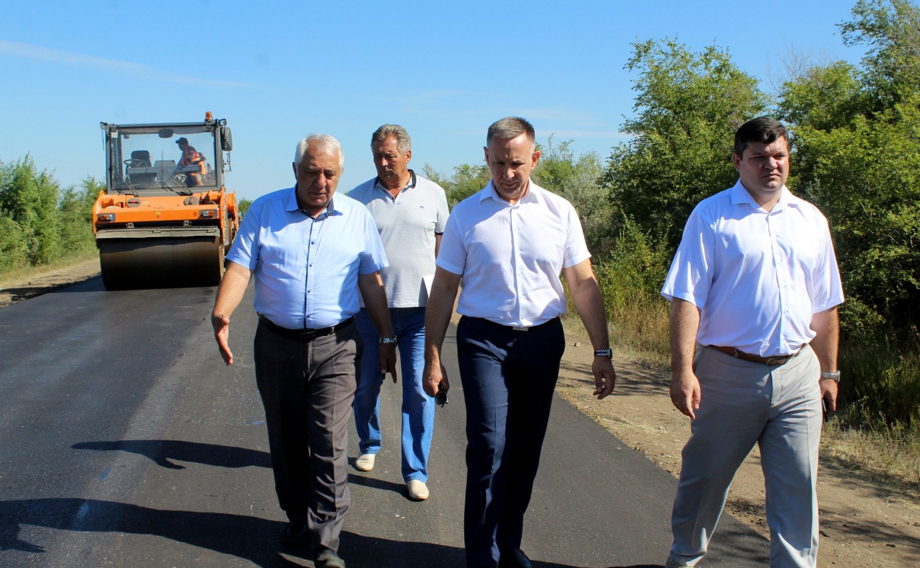 Олег Алексеев вместе с главой Краснокутского района Дмитрием Уполовниковым посмотрел, как идет строительство спортивного парка