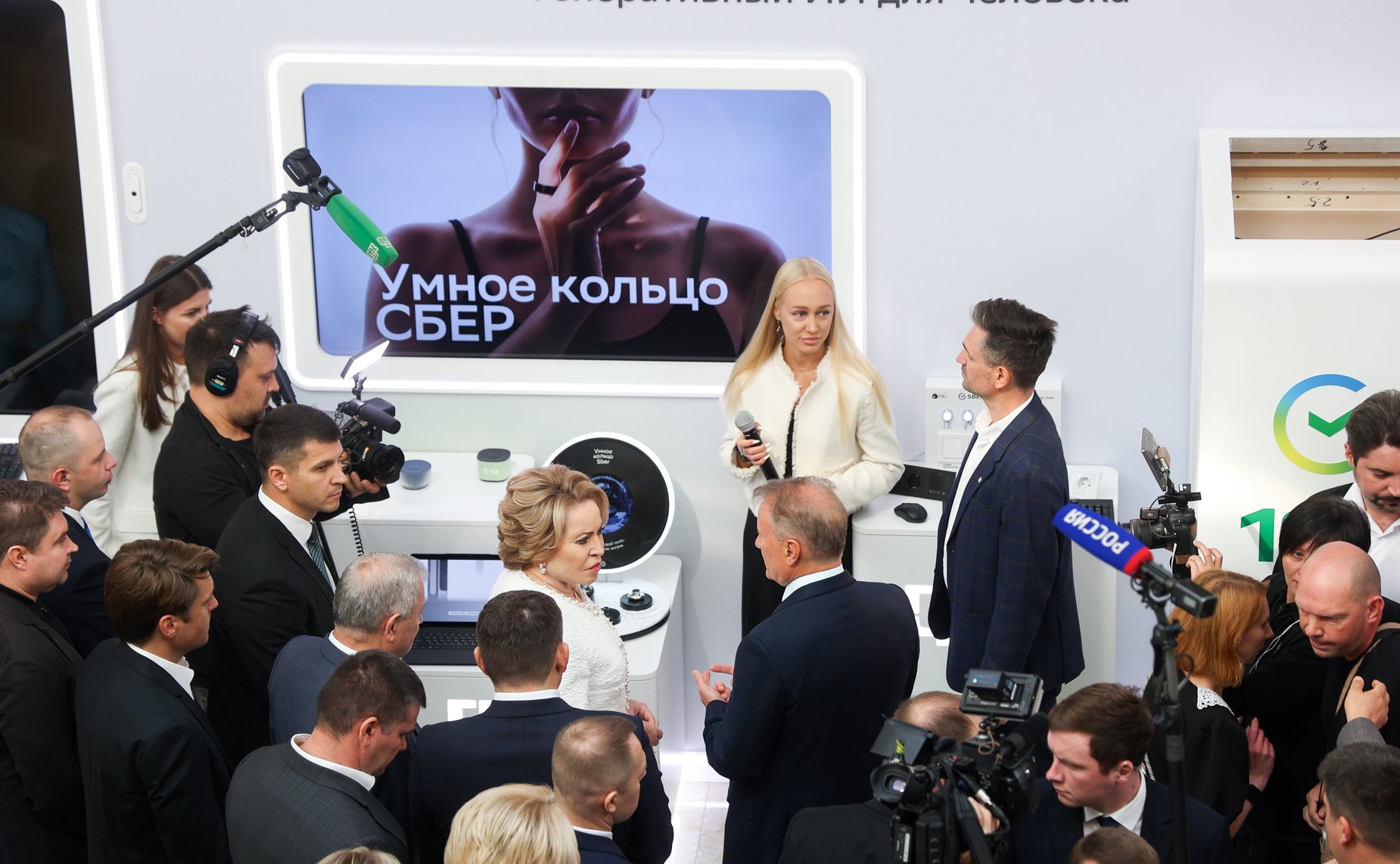 Валентина Матвиенко и Герман Греф осмотрели выставку «Сбербанка России»