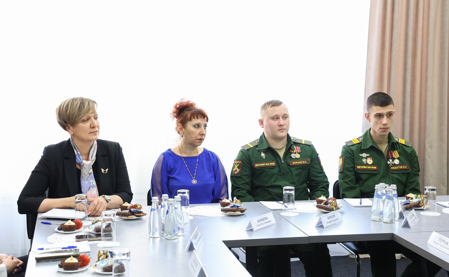 В Биробиджане Андрей Турчак вместе с руководителем управления по работе с регионами фонда «Защитники Отечества», матерью Героя России Марией Костюк встретились с участниками спецоперации