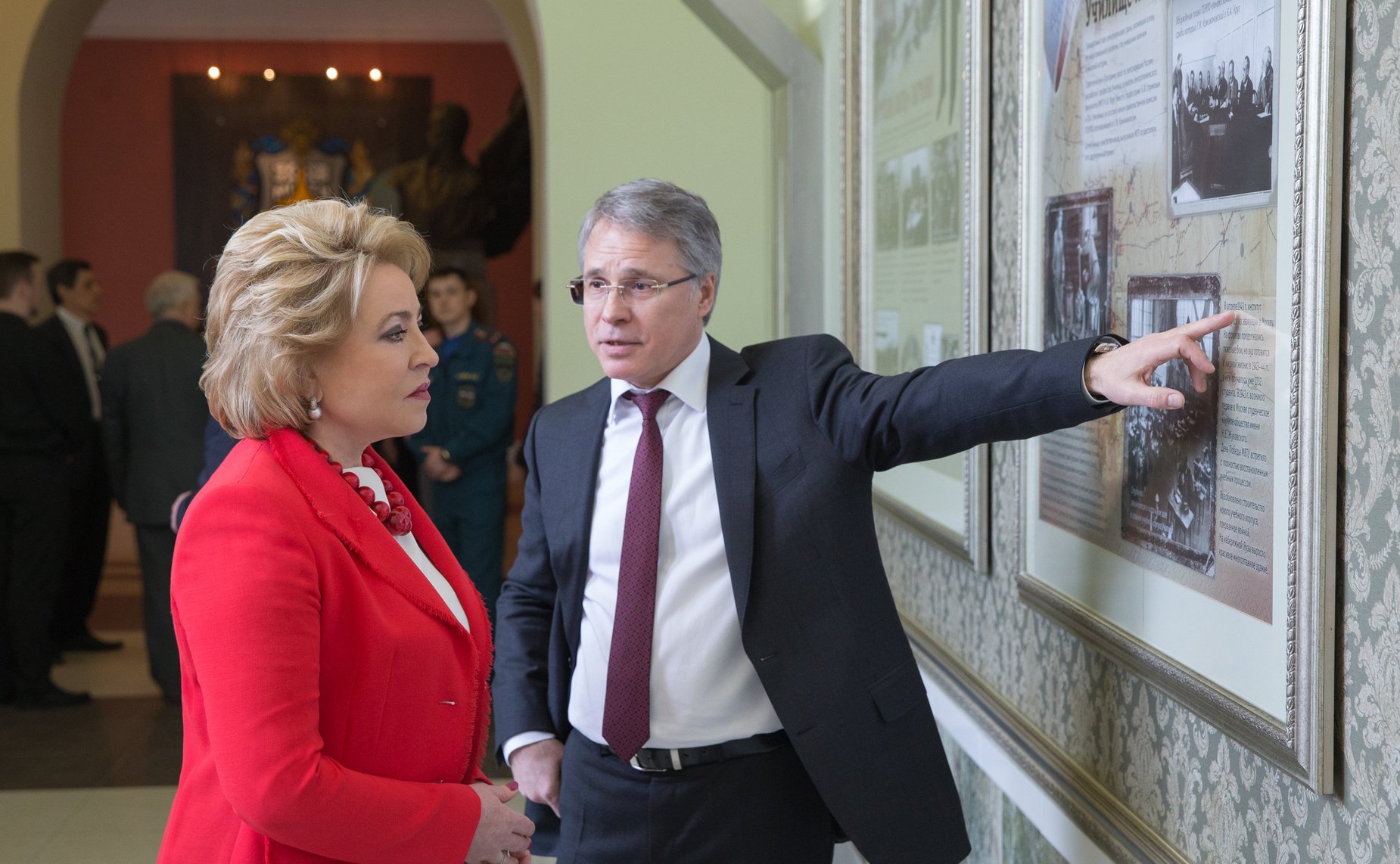 Осмотр выставки перед заседанием Совета по проблемам профилактики наркомании