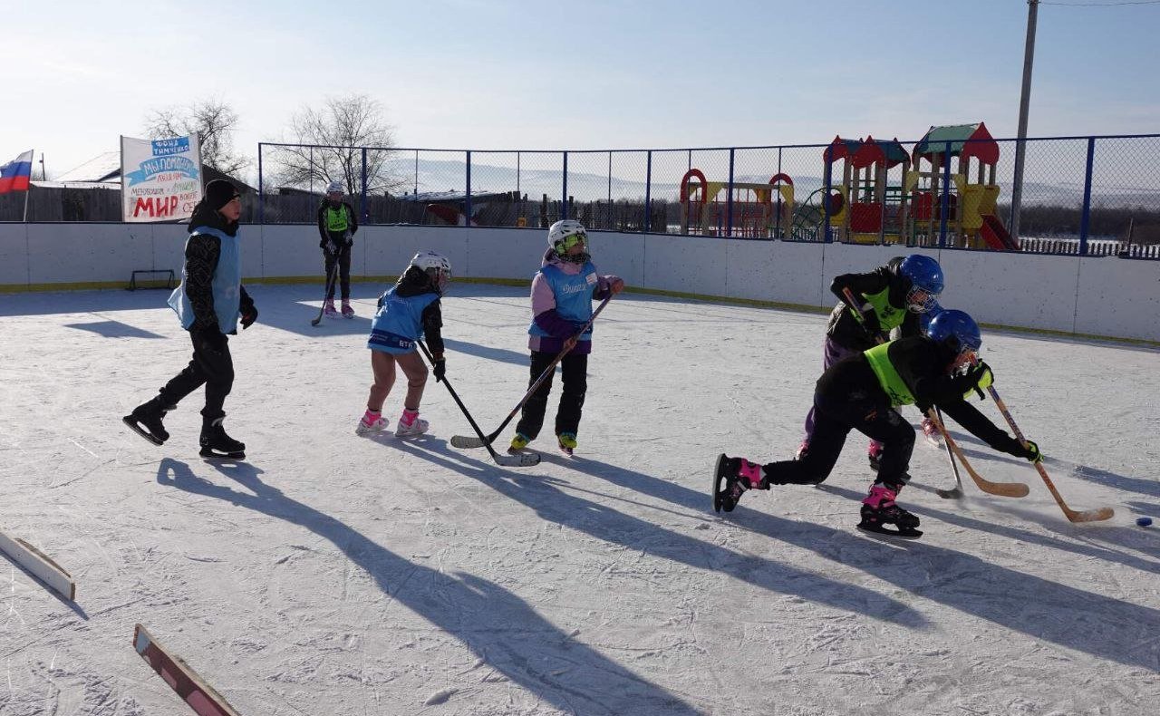 Сергей Михайлов принял участие в открытии хоккейного турнира «Люблю маму, папу и хоккей» в селе Заречный Нерчинского района