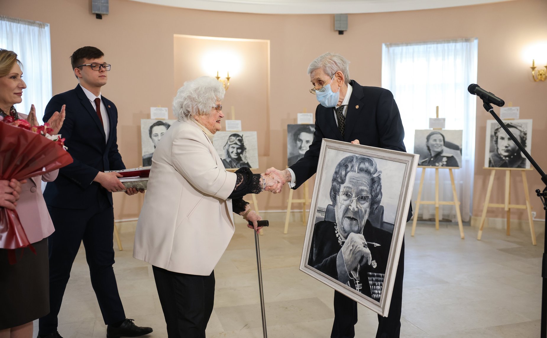 Инна Святенко приняла участие в открытии в Московском парламентском центре выставки «Прекрасный полк» Асара Сафиулина (фото пресс-служба Московской городской Думы)