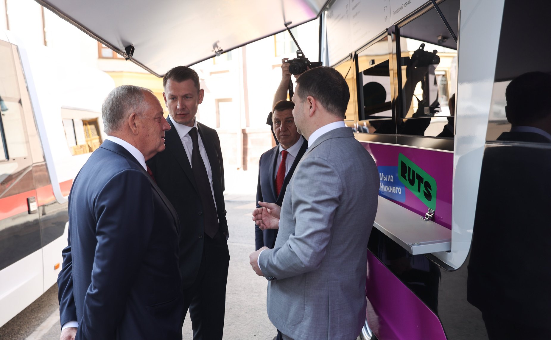 Осмотр участниками «встречи Председателя СФ с тружениками социальной сферы села» специальной техники